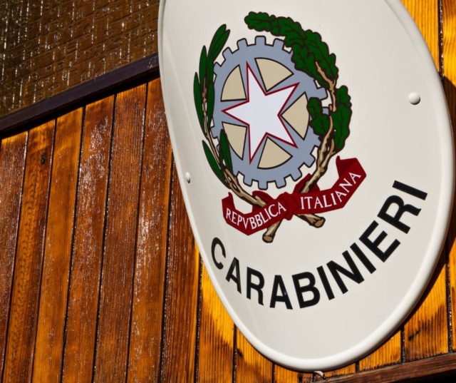Controlli di Ferragosto, una giovane fermata con due cacciaviti