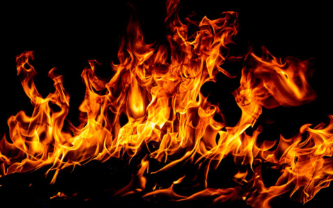 Incendiate bandiere del Pd alla Festa de l’Unità: Astuti condanna l’atto