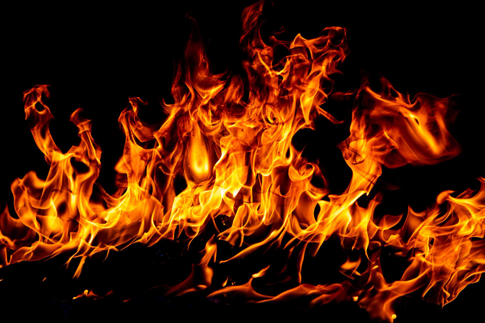 Incendiate bandiere del Pd alla Festa de l’Unità: Astuti condanna l’atto
