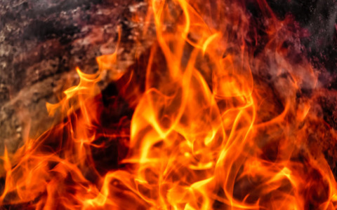 Incendio in un cascinale dismesso, domate le fiamme dopo sette ore