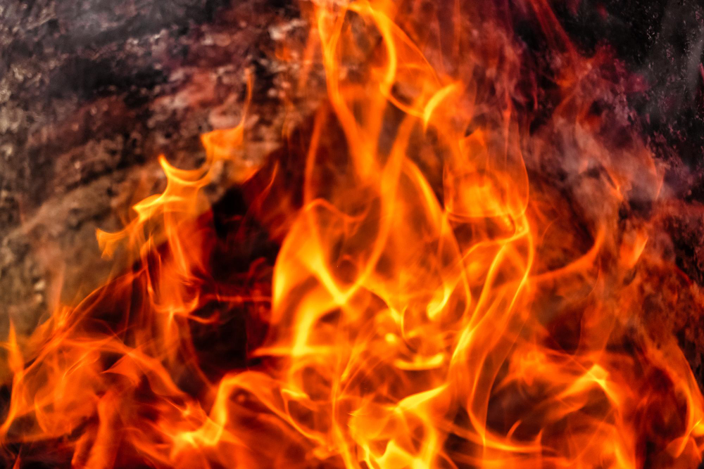 Incendio in un cascinale dismesso, domate le fiamme dopo sette ore