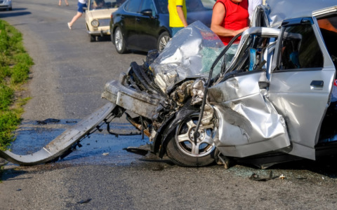 Incidente stradale a Cassano Magnago, giovane liberata dai vigili del fuoco