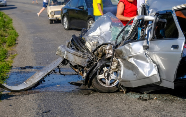Incidente stradale a Cassano Magnago, giovane liberata dai vigili del fuoco