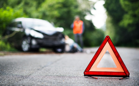 Incidente stradale tra auto e moto: ferito un 64enne