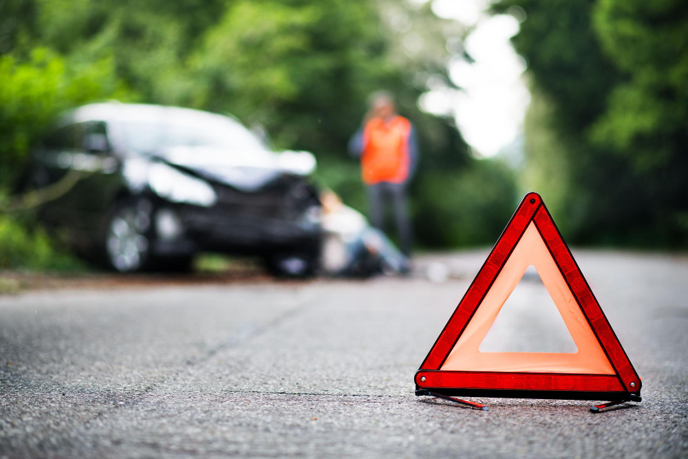 Incidente stradale tra auto e moto: ferito un 64enne