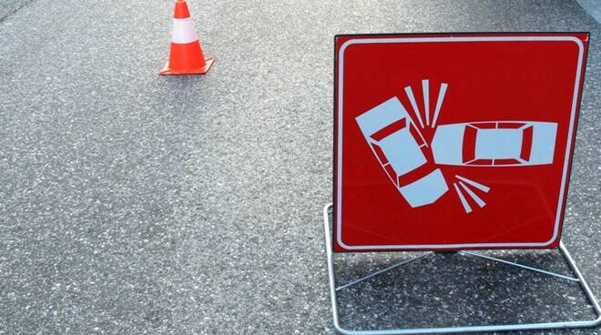 Incidente tra auto e moto: ferito un motociclista di 36 anni
