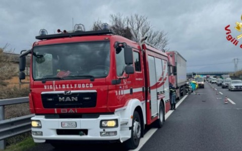 Incendio distrugge un’auto, conducente illeso