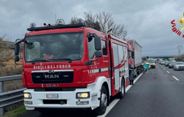 Incendio distrugge un’auto, conducente illeso