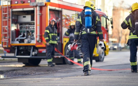 Auto in fiamme in un cortile a Saronno, nessun ferito