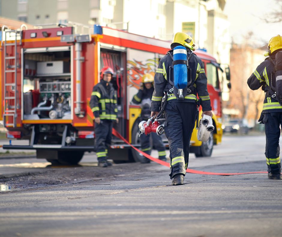 Auto in fiamme in un cortile a Saronno, nessun ferito