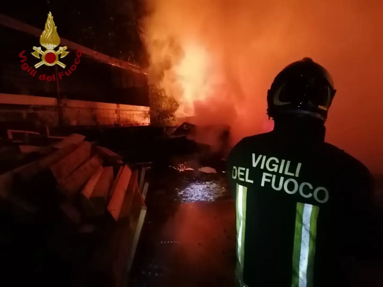 Incendio nella notte, Vigili del Fuoco al lavoro fino all’alba