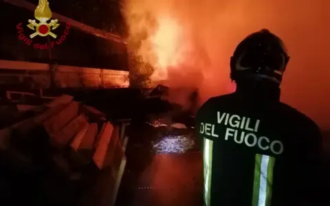 Incendio nella notte, Vigili del Fuoco al lavoro fino all’alba