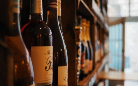 Azzate, dieci anni di ricerca per l’enoteca Le Note del Vino