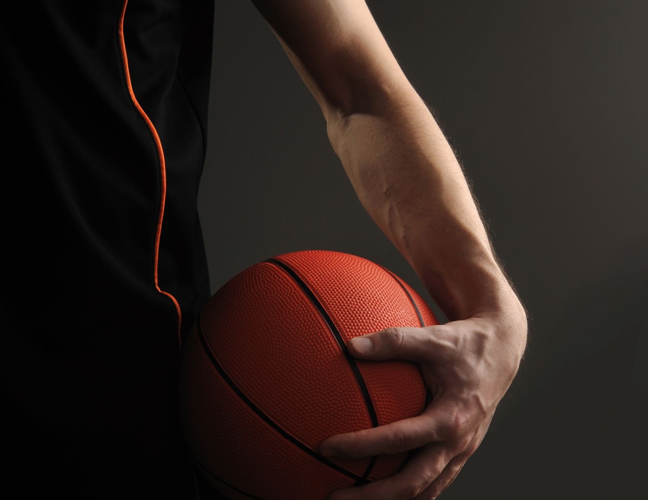 Dieci anni del Basket Siamo Noi tra statua e playground rinnovato
