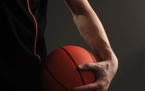 Dieci anni del Basket Siamo Noi tra statua e playground rinnovato